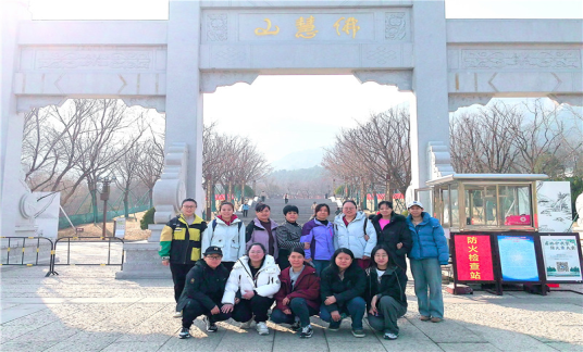 巾幗綻芳華，登山展風(fēng)采